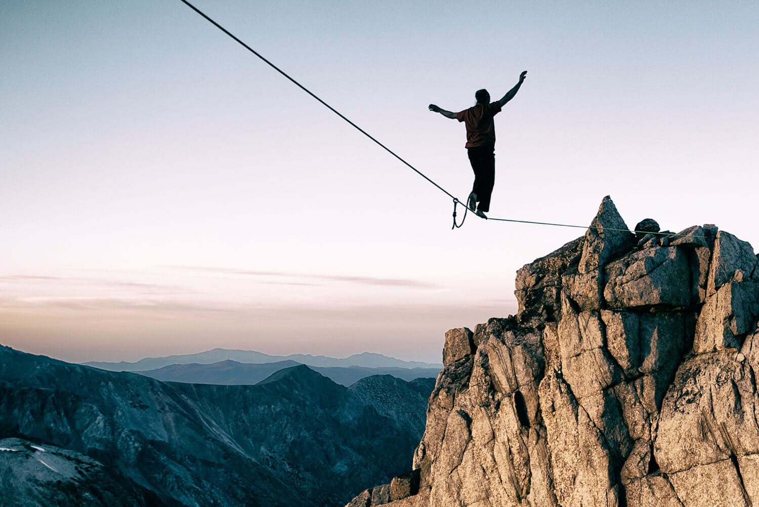 Seiltänzer am Abgrund als Symbolbild für Probleme mit HubSpot