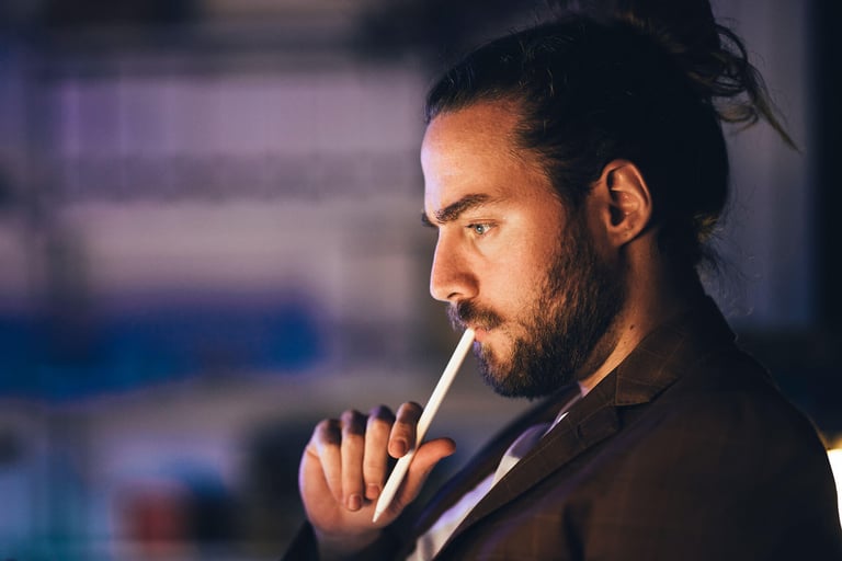 Denkender Mann entwickelt B2B-Content-Strategie