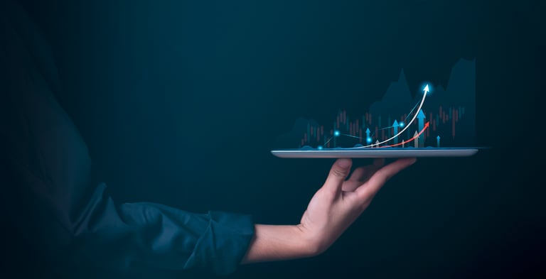 Eine Hand hält ein Tablet mit digitalen Kurven in 3D-Optik als Symbolbild für HubSpot Sales