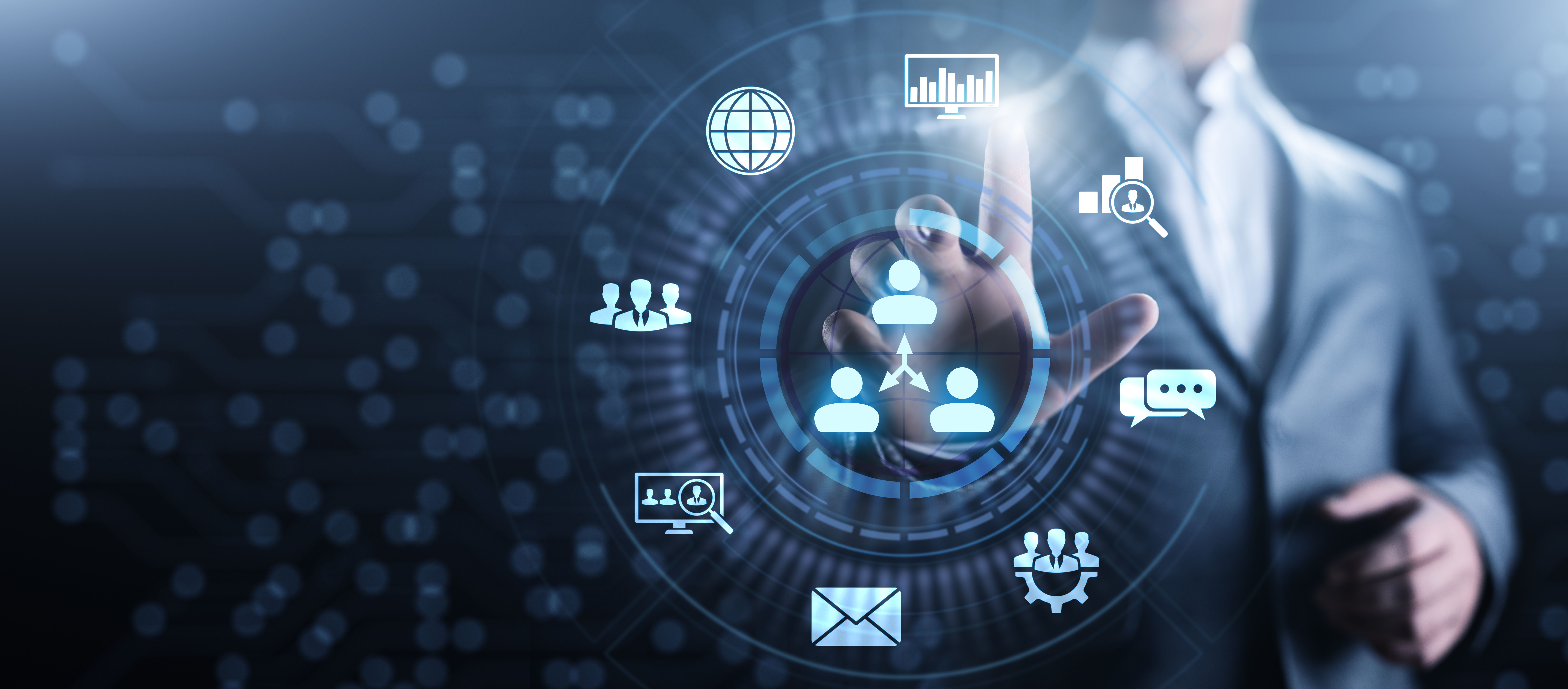 Mann drückt auf Bildschirm, der CRM abbildet