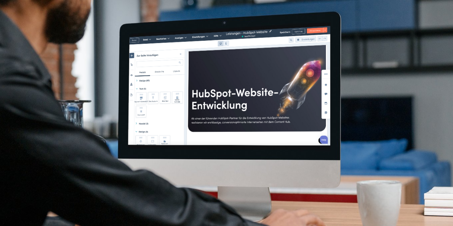 Mann sitzt am Computer und bearbeitet Website mit dem HubSpot Content Hub