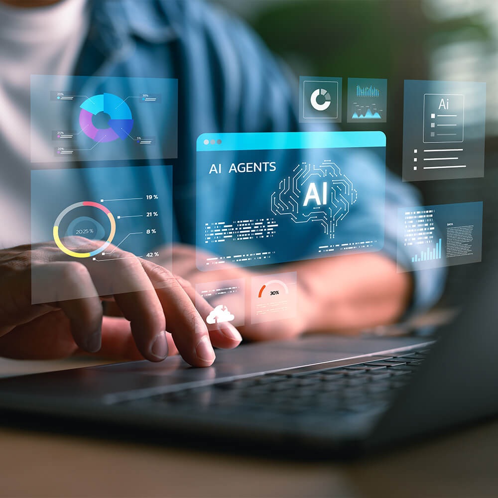 Person arbeitet am Laptop, darüber schweben digitale Dashboards mit Diagrammen und einem Fenster mit der Aufschrift „AI Agents“, Symbolbild für HubSpot-KI und Agenten