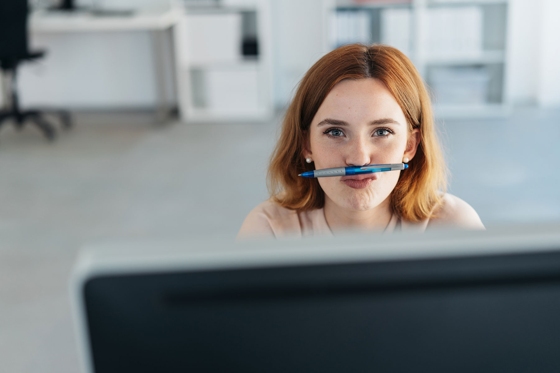 Frau sitzt am Laptop und schreibt Blogbeitrag