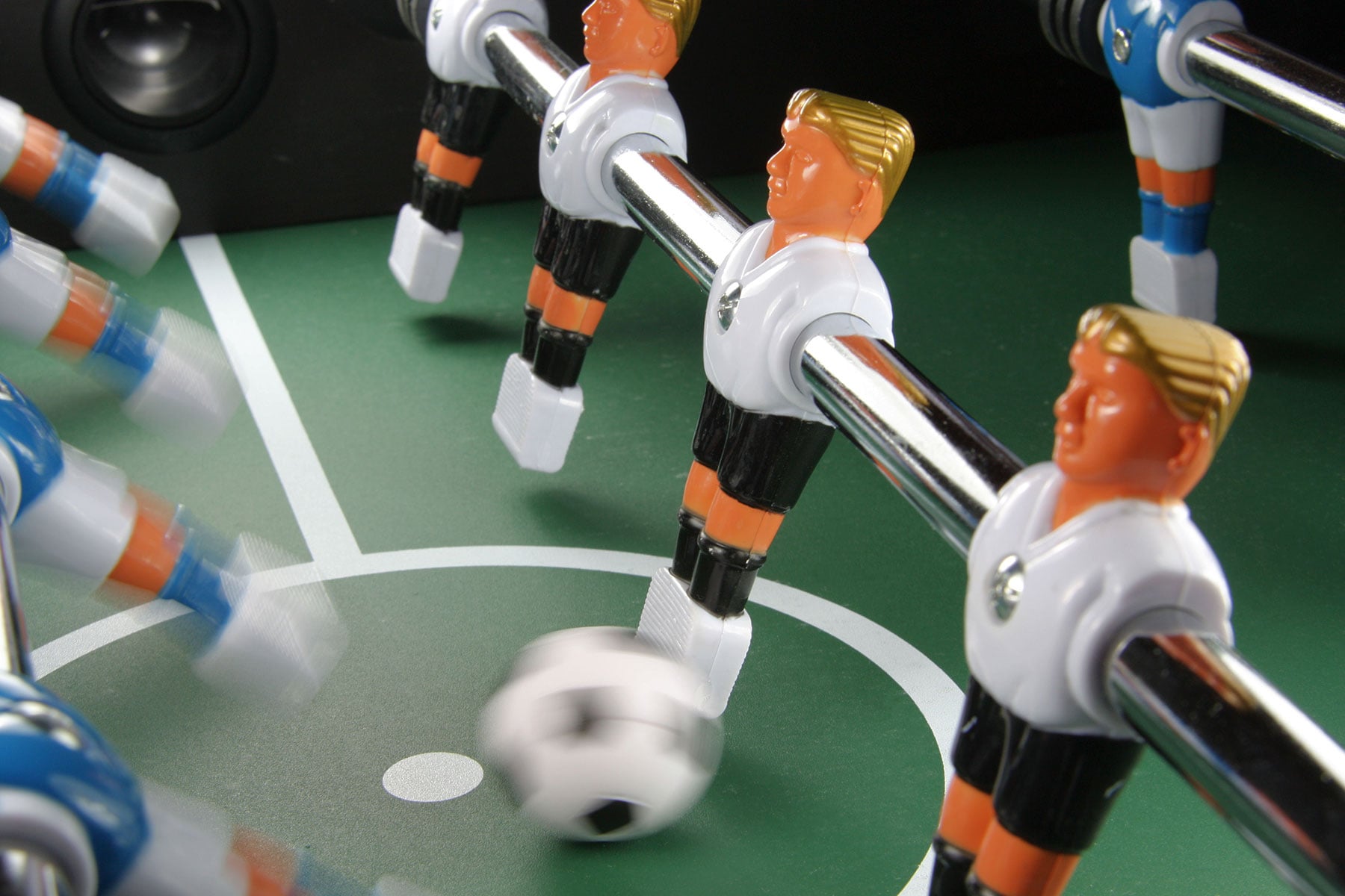 Symbolbild von Tischfussball-Figuren zur Visualisierung von internen Rollen bei einer HubSpot-Einführung