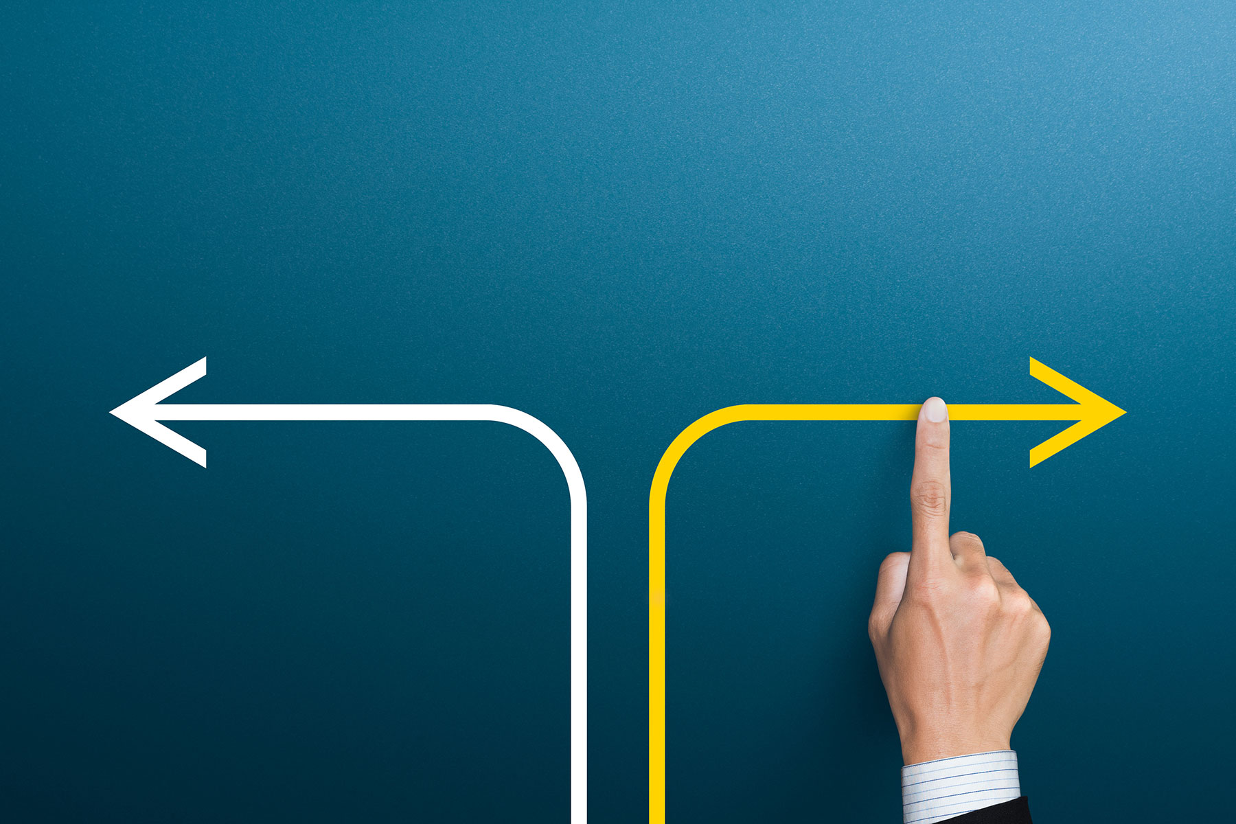 Symbolbild für Auswahl HubSpot Professional oder Enterprise: Ein Pfeil geht nach links, einer nach rechts und Finger wählt Pfeil rechts aus