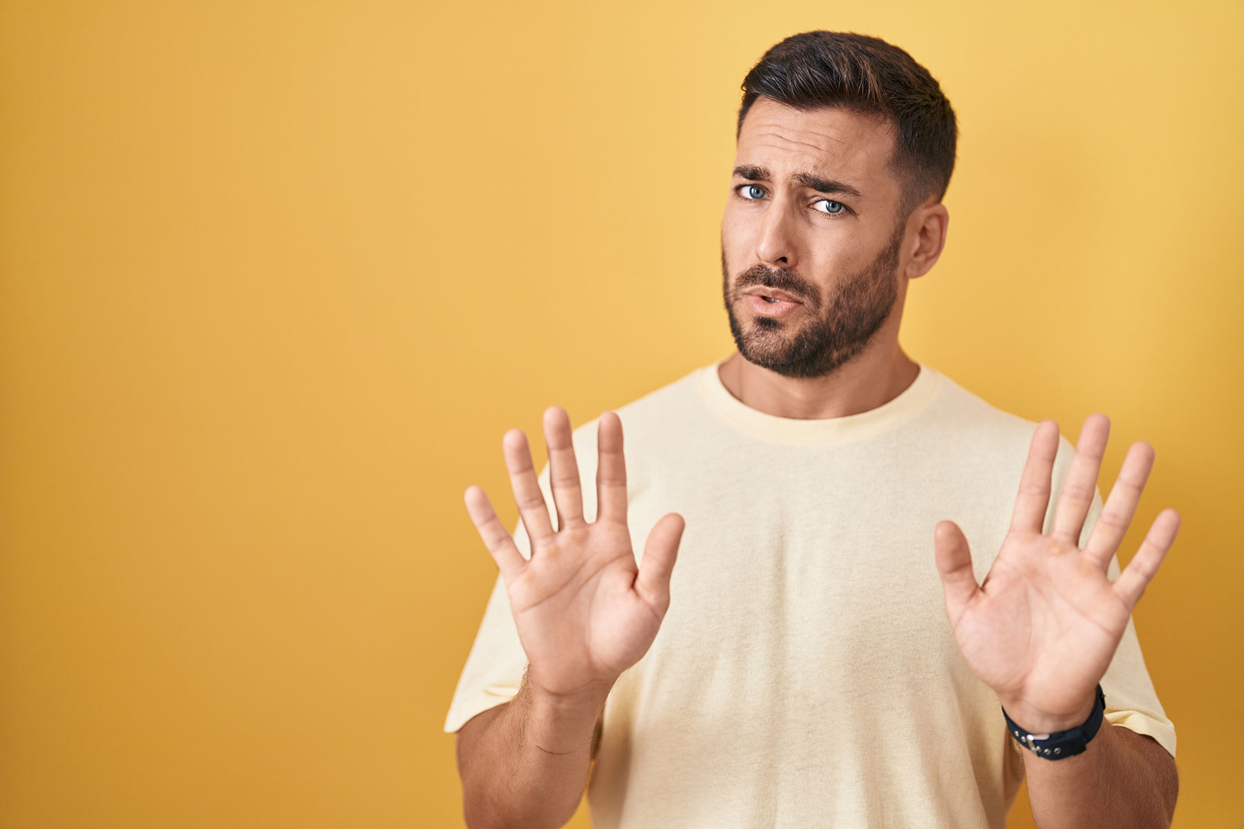 Symbolbild für eine schlechte Nutzung von HubSpot durch das Vertriebsteam: Mann steht mit ablehnender Geste da