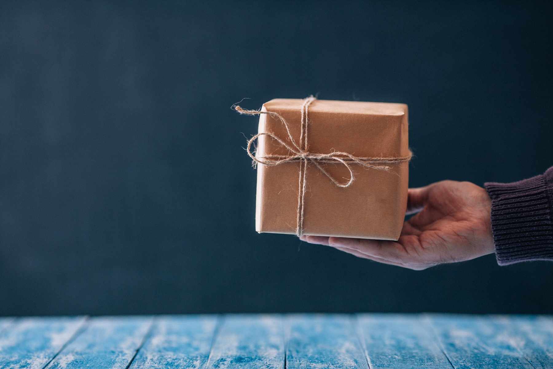 hand-hält-lead-magnet-geschenk